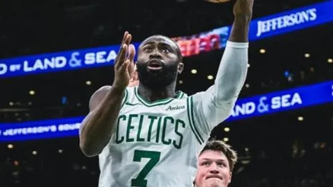 激战正酣！CBA联赛上海队连克四关，14胜12战绩揭秘：上海VS广州巅峰对决！